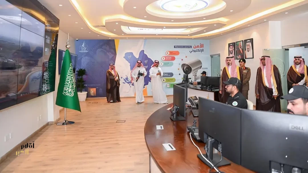 الأمير ناصر بن جلوي يطّلع على منظومة الأمن والمراقبة الذكية بجامعة جازان