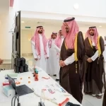 أمير المدينة المنورة يشارك طلاب إحدى المدارس يومهم الدراسي