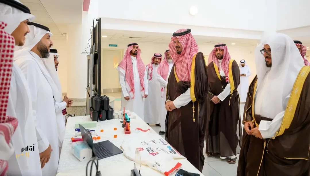 أمير المدينة المنورة يشارك طلاب إحدى المدارس يومهم الدراسي