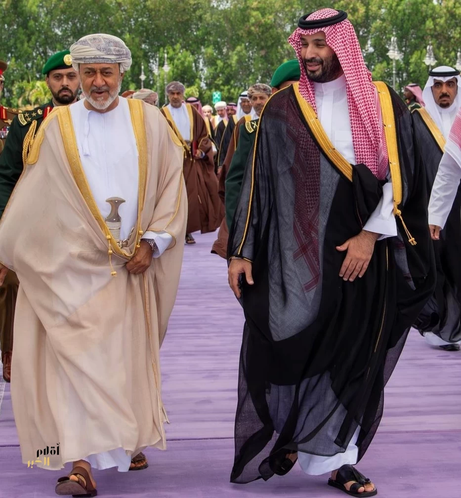 سلطان عُمان يصل إلى جدة وسمو ولي العهد في مقدمة مستقبليه