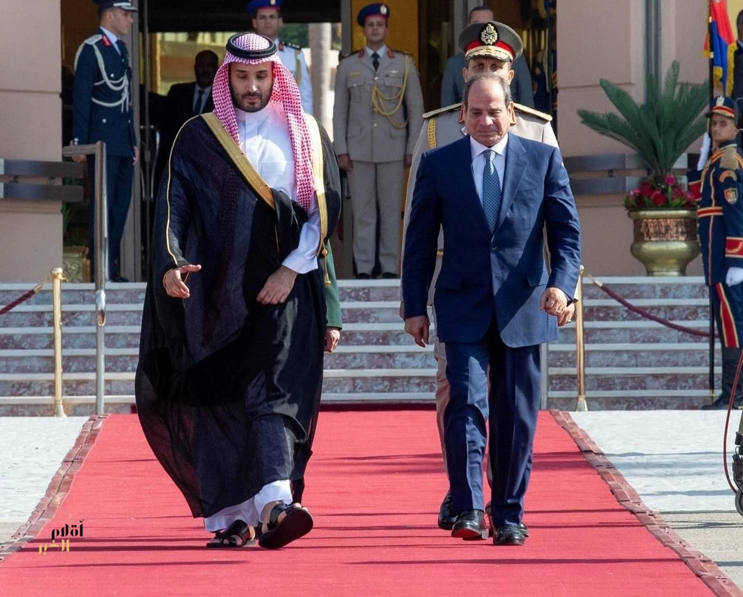 سمو ولي العهد يغادر القاهرة وفي مقدمة مودعيه الرئيس المصري