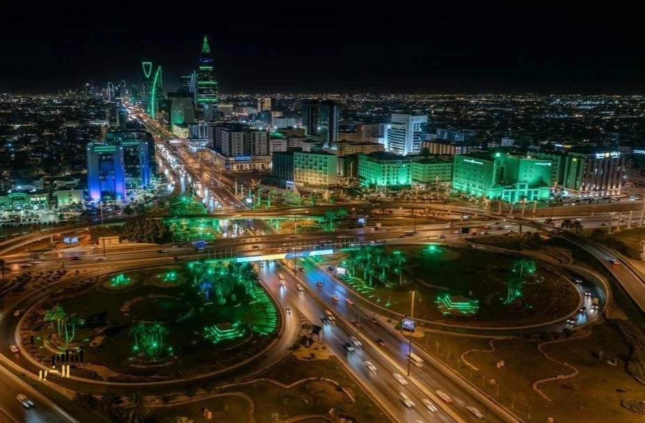 أمانة الرياض تزيّن الشوارع والميادين بأكثر من 5500 عنصر إنارة جمالية احتفاءً باليوم الوطني السعودي