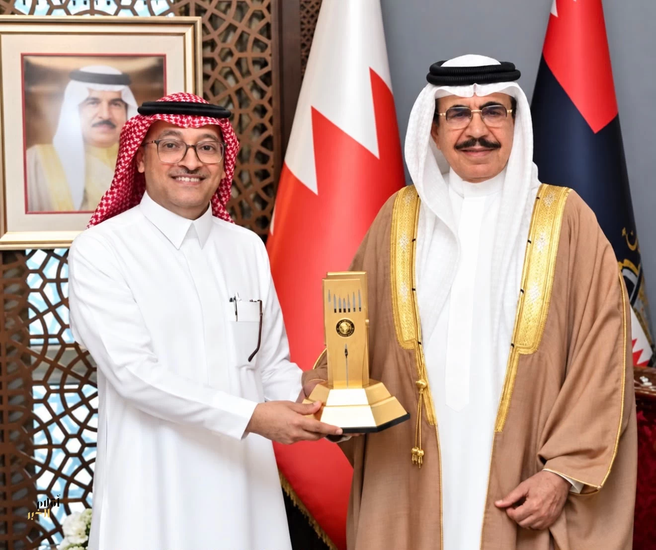 وزير الداخلية البحريني يكرم الدكتور المعيدي الفائز بالمركز الثاني في مسابقة البحوث الخليجية لحماية النزاهة ومكافحة الفساد