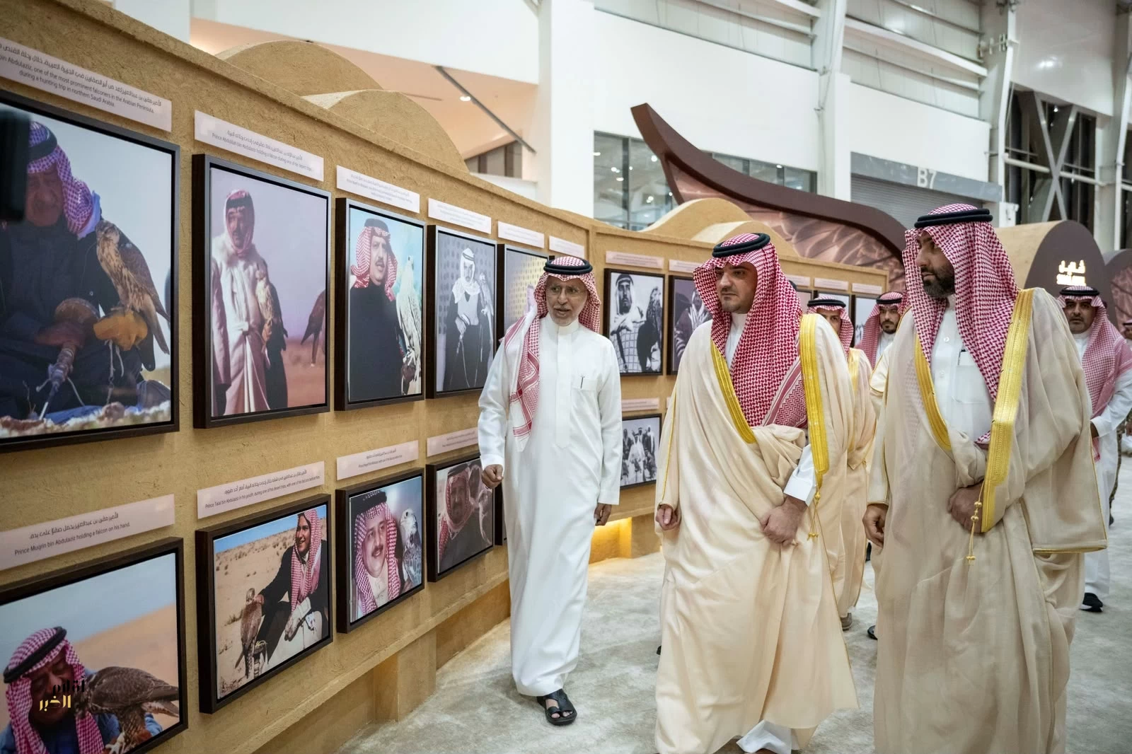 الأمير عبدالعزيز بن سعود يزور معرض الصقور والصيد السعودي الدولي 2026