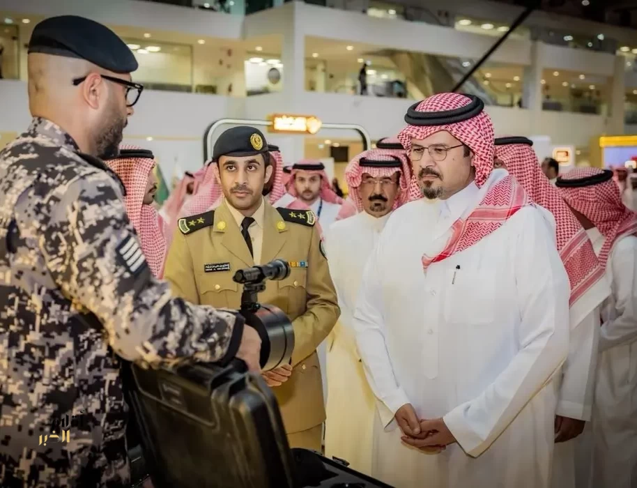 أمير منطقة المدينة المنورة يزور جناح وزارة الداخلية في معرض الصقور والصيد السعودي 2026