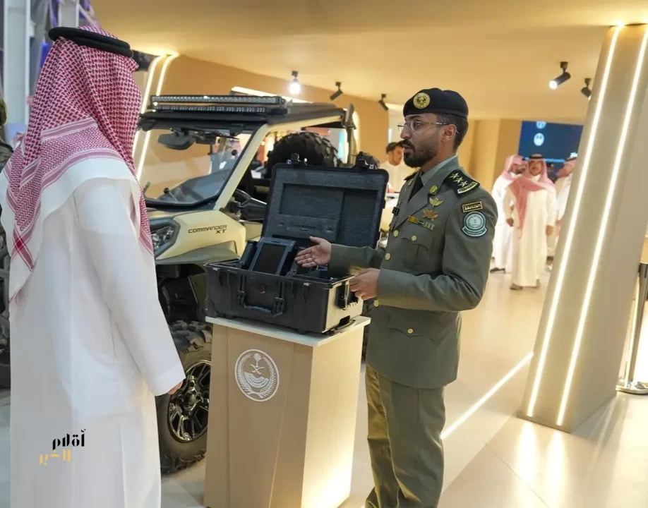 الأفواج الأمنية تستعرض جهاز الأشعة المنعكسة في معرض الصقور والصيد السعودي الدولي 2026