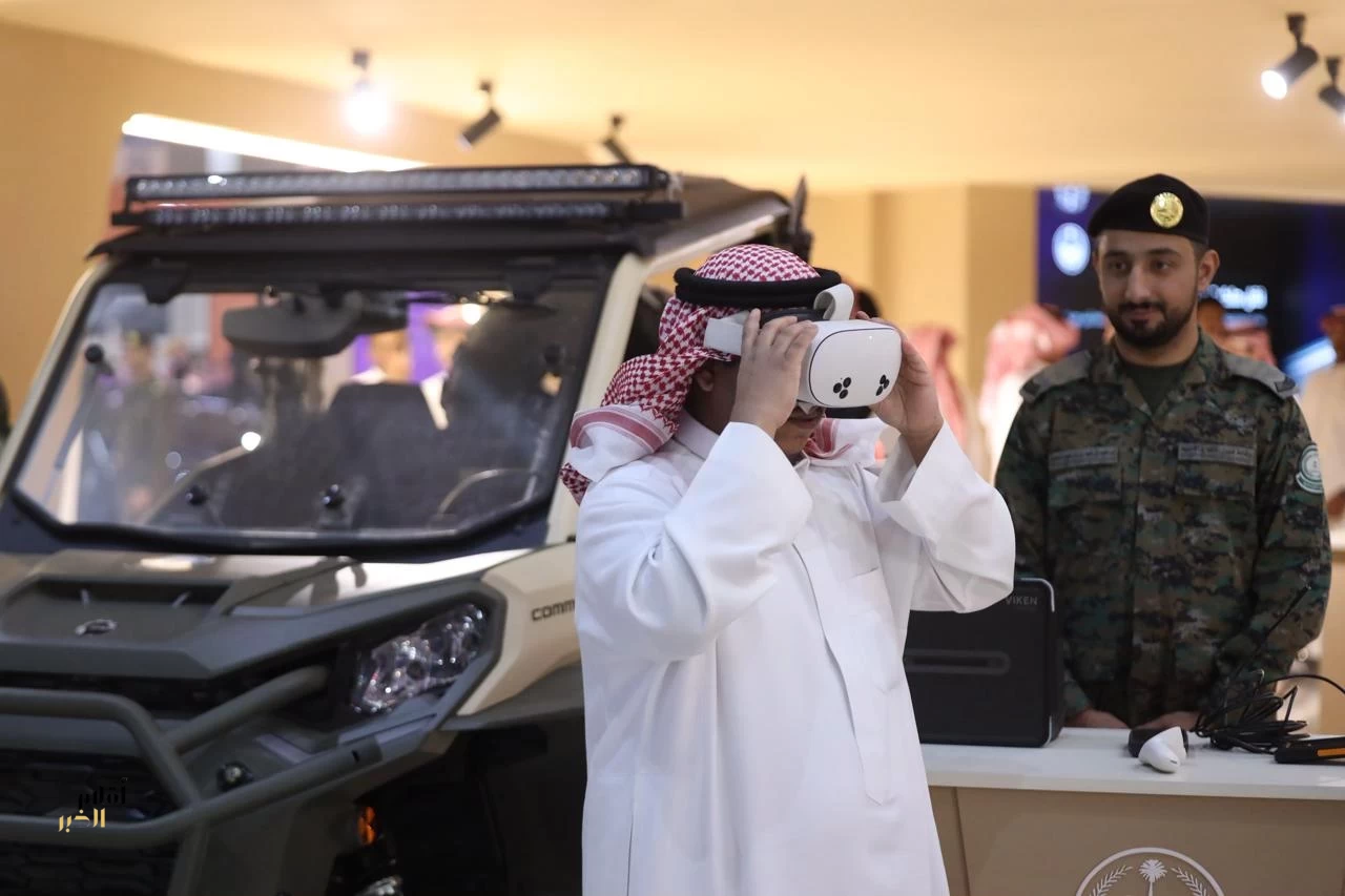 وكالة وزارة الداخلية لشؤون الأفواج الأمنية تقدّم تجربة الواقع الافتراضي VR لزوار معرض الصقور والصيد 