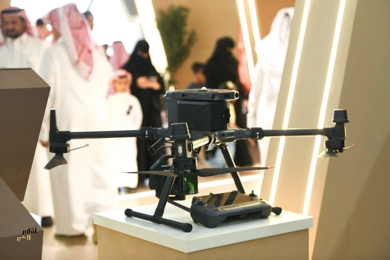 الدفاع المدني يستعرض طائرة دون طيار الهيثم الاستطلاعية في جناح وزارة الداخلية بمعرض الصقور والصيد 