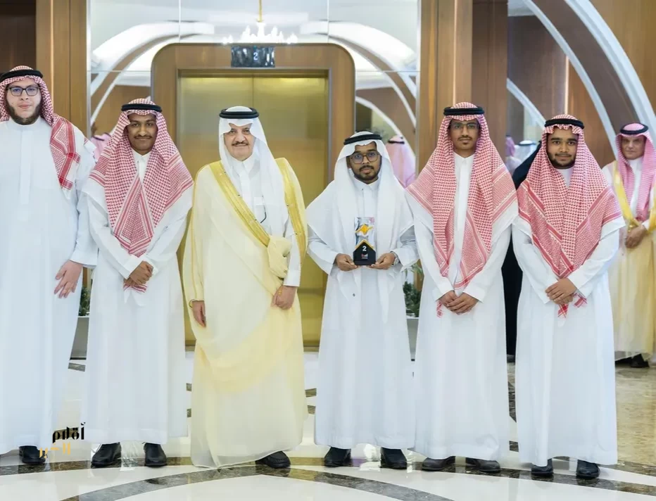 أمير المنطقة الشرقية يكرّم الفرق الفائزة في هاكاثون "فَرق"