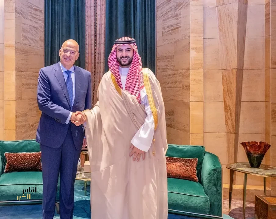 سمو وزير الدفاع يلتقي وزير الدفاع الوطني في الجمهورية الهيلينية