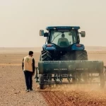 "الغطاء النباتي" يعلن اكتمال نثر بذور النباتات الملائمة في 4 مواقع بالجوف لتأهيل المراعي الطبيعية وتعزيز الاستدامة البيئية