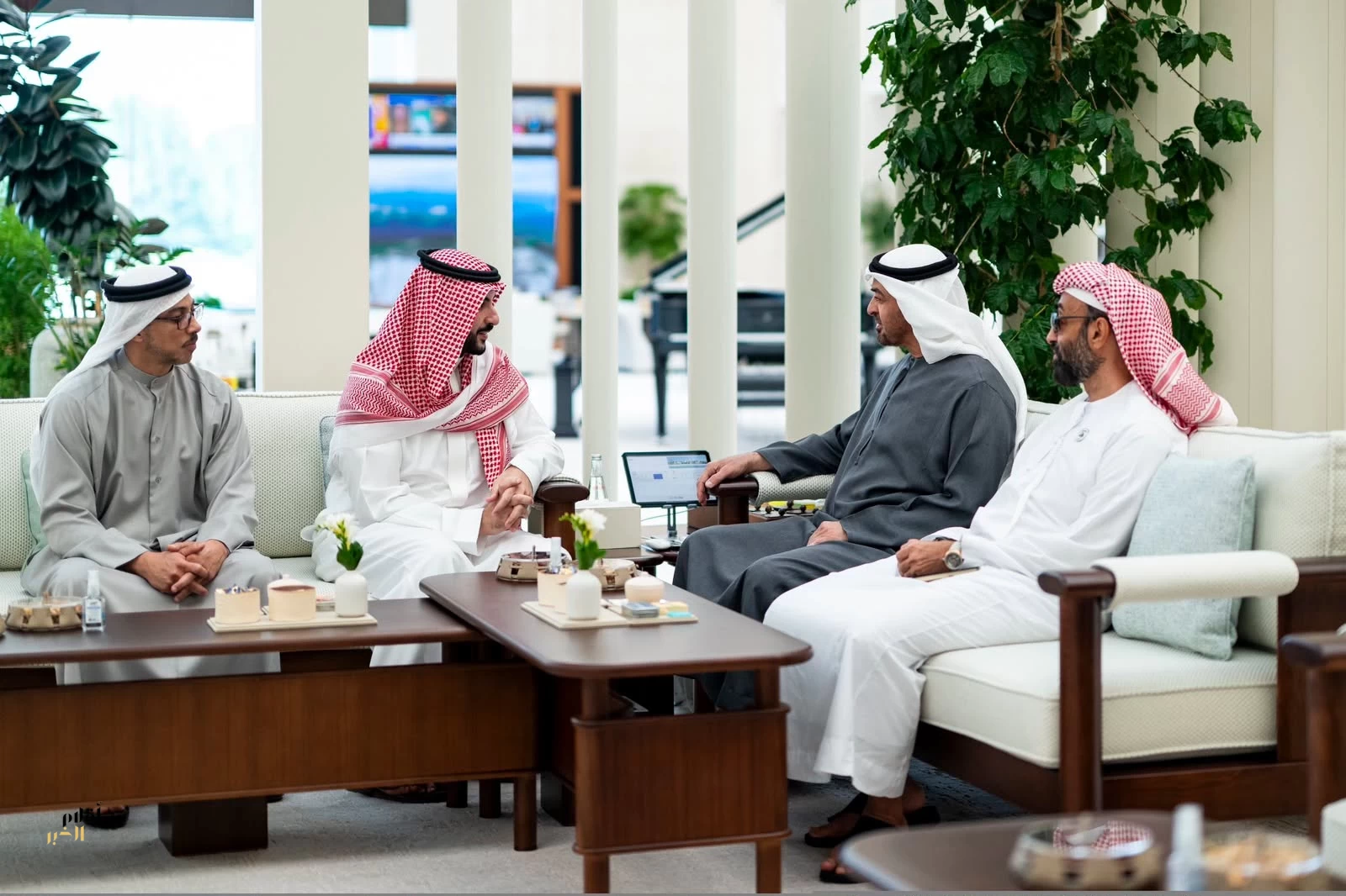 بتوجيه من القيادة.. سمو وزير الدفاع يلتقي سمو رئيس دولة الإمارات العربية المتحدة