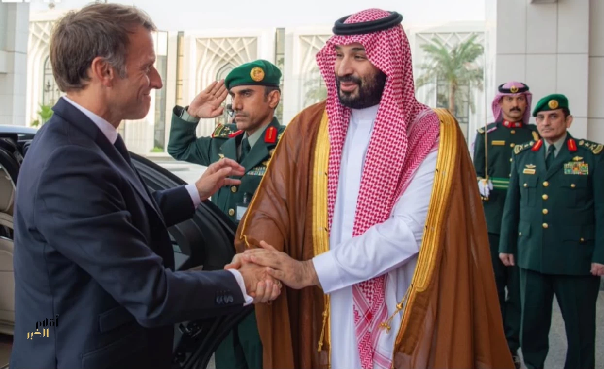 ولي العهد يستقبل الرئيس الفرنسي في الرياض