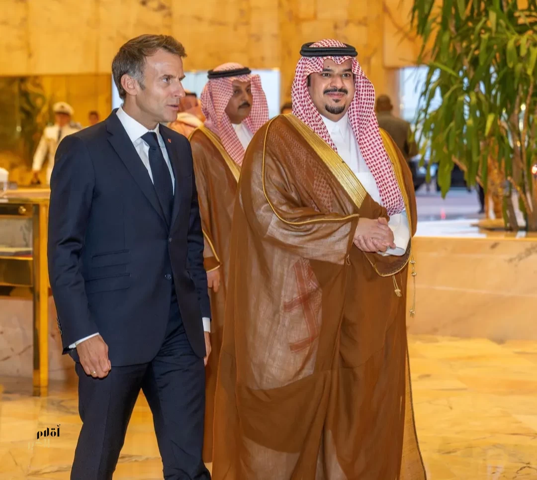 الرئيس الفرنسي يغادر الرياض وفي مقدمة مودعيه نائب أمير المنطقة