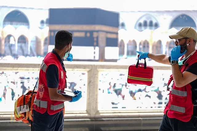 الفرق الإسعافية والتطوعية بهيئة الهلال الأحمر تنقذ معتمرًا من توقف في القلب والتنفس