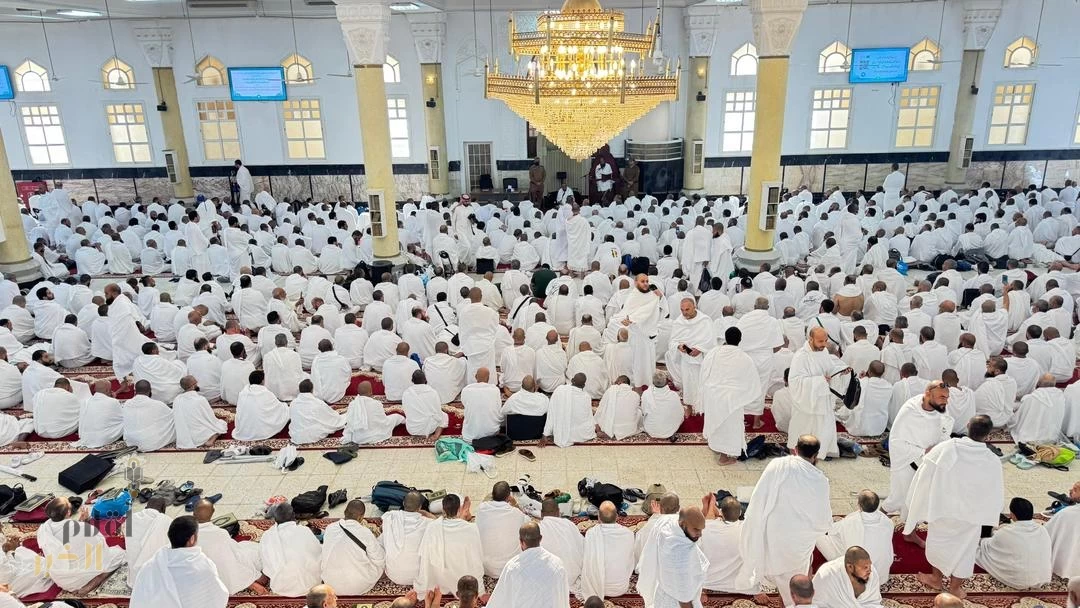 حجاج بيت الله الحرام يؤدون الصلوات في مسجد الخيف وسط أجواء إيمانية وخدمات متكاملة