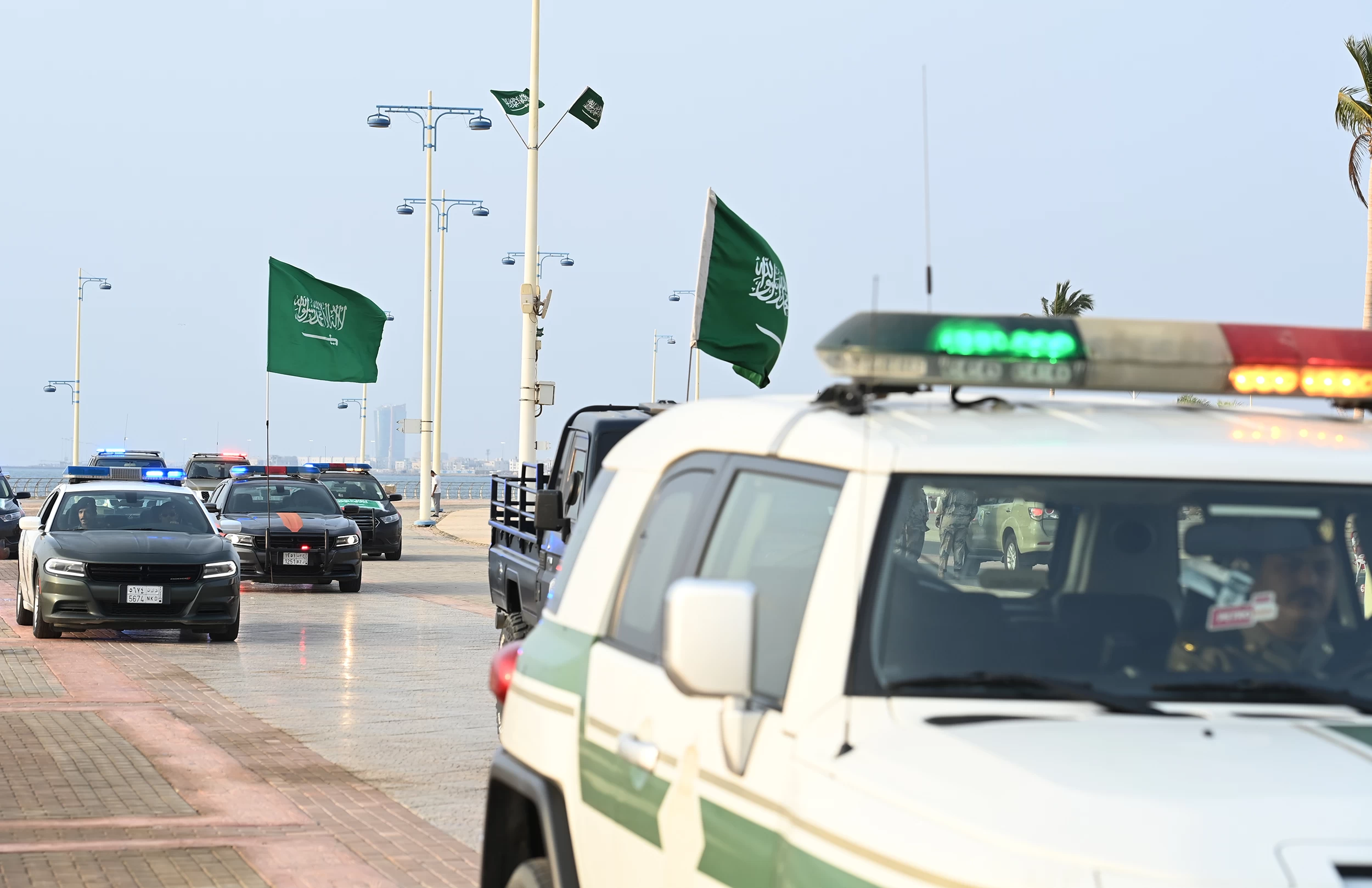 القطاعات الأمنية بجازان تنظم مسيرة عسكرية بمناسبة يوم العلم