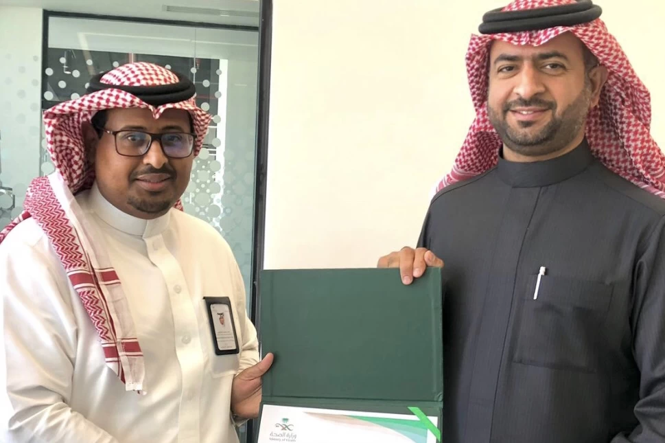 الخبراني يتلقى تكريماً من مدير عام العلاقات بوزارة الصحة 