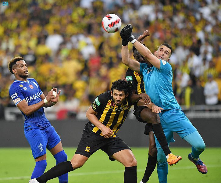 الهلال يتغلب على الاتحاد بثلاثية ويبقي على آماله في تحقيق اللقب