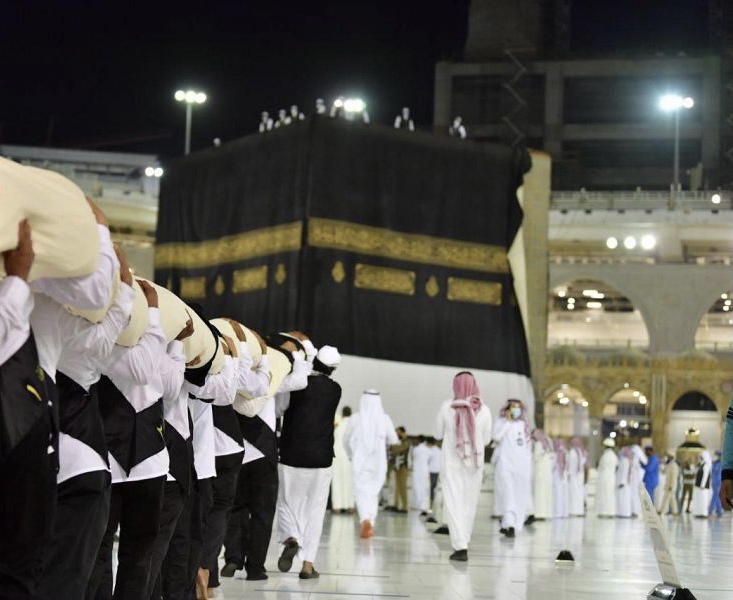 الكعبة المشرفة تكتسي بثوبها الجديد