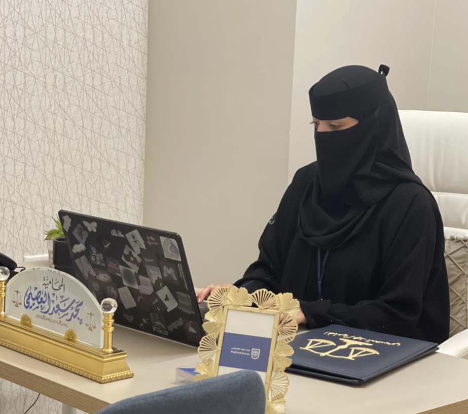 المحامية مجد العصيمي تحصل على رخصة المحاماة من وزارة العدل