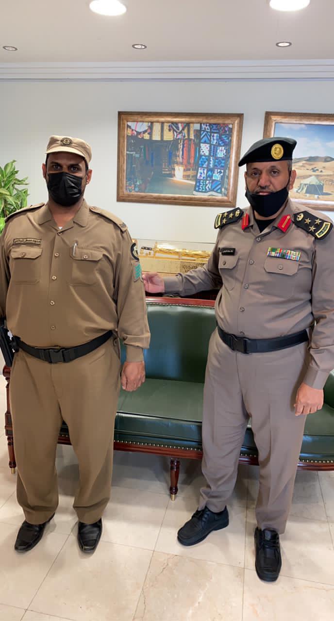 العميد الشيباني يقلد "البلادي" رتبته الجديدة بشرطة رابغ
