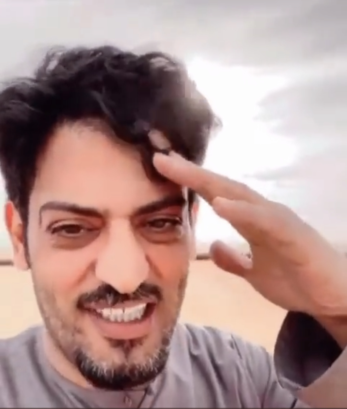 في مشهد مُحزن وفاة أحد مشاهير السناب بحادث مروري وأخر كلماته مع أبنائه ‏''ادعوا لنا نصل بالسلامة''