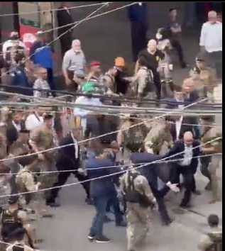 شاهد  .... لحظة القبض على مواطن لبناني حاول الإعتداء على الرئيس عون