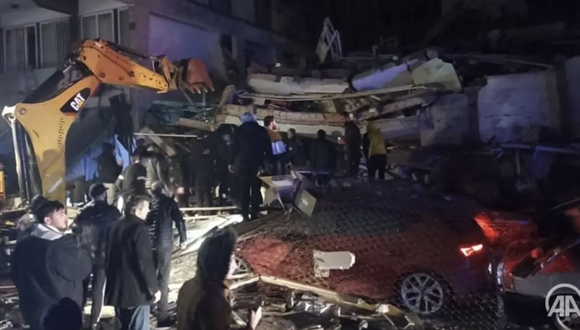 عـاجـل : زلزال عنيف يضرب تركيا.. قتلى وجرحى وحصار العشرات تحت أنقاض المباني المهدمة