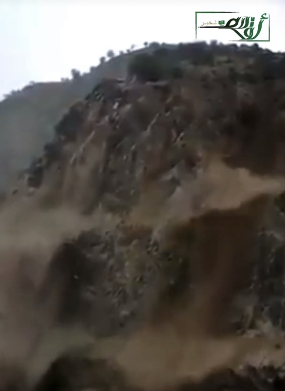 شاهد انهيار جبل في عسير بسبب الأمطار