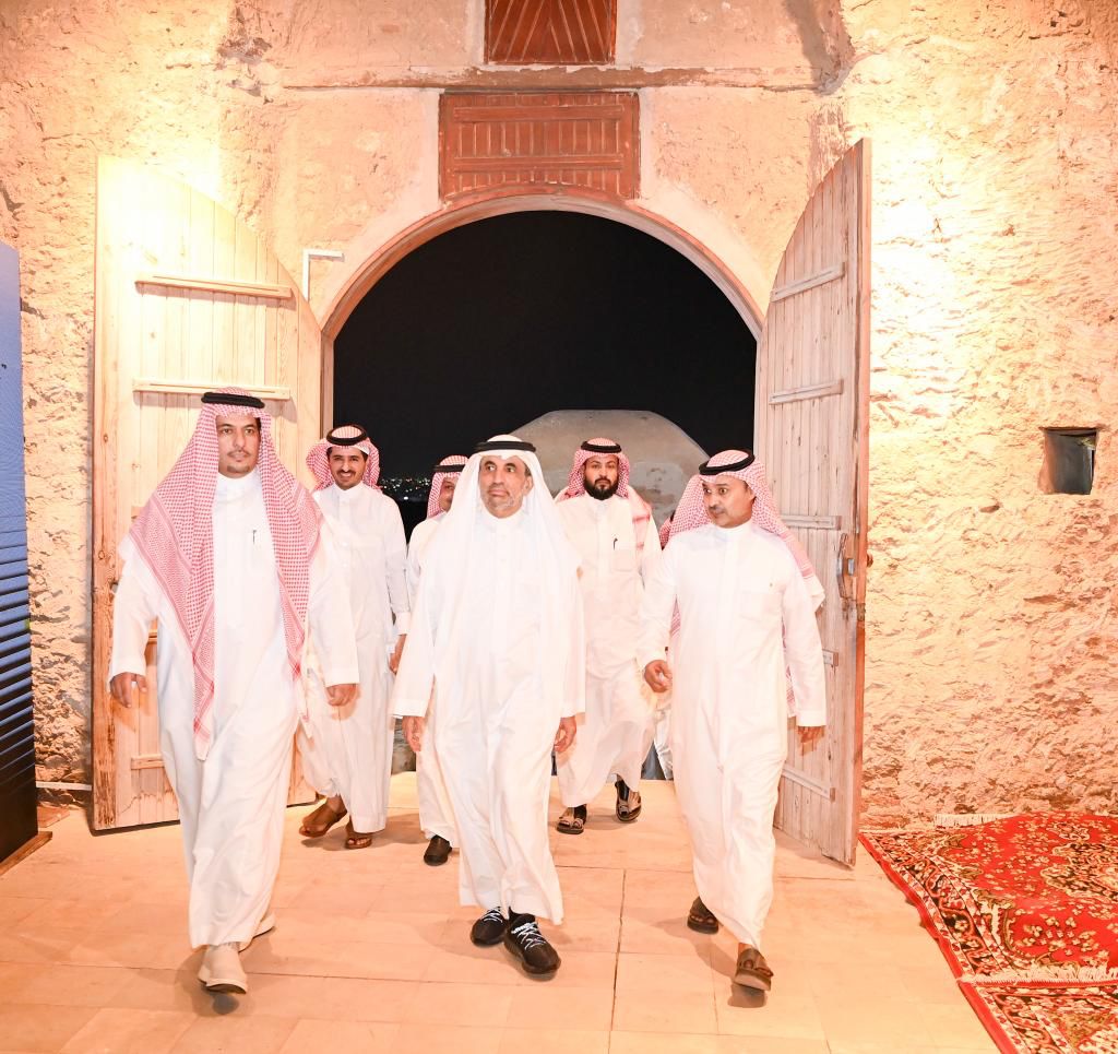 الرئيس التنفيذي لهيئة التراث يزور القلعة " الدوسرية " في جازان