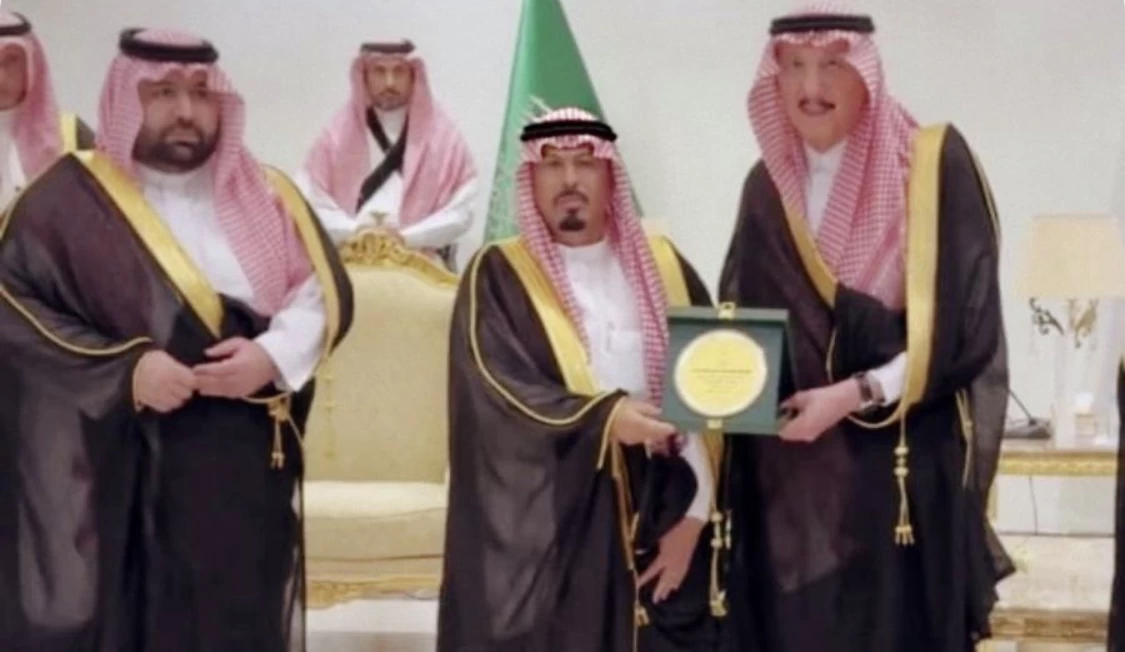 أمير منطقة جازان يكرم الشيخ "الجابري"