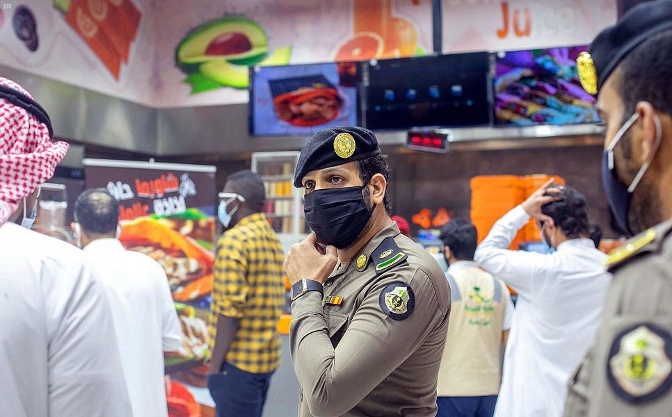 الأجهزة الأمنية بالمدينة المنورة تواصل جولاتها الرقابية للتأكد من الالتزام بالاشتراطات الصحية