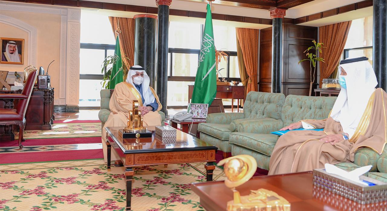 أمير تبوك يطلع على تقرير عن مشروعات النقل بالمنطقة 