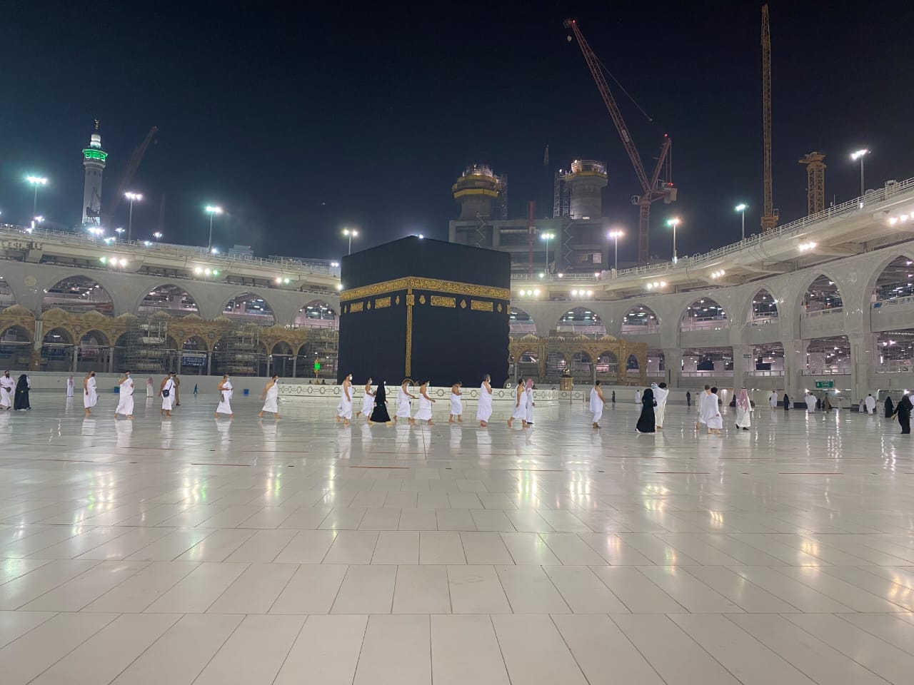 معتمرون: يشكرون خادم الحرمين الشريفين ويشيدون بالإجراءات الاحترازية داخل المسجد الحرام