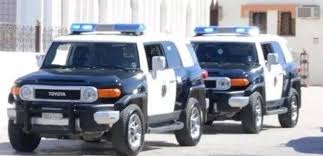 / شرطة عسير : القبض على قائد مركبة ومرافقيه، بعد محاولة فراره بأحد أحياء أبها، وضبط بداخل مركبته سلاح غير مصرح وقطعة من