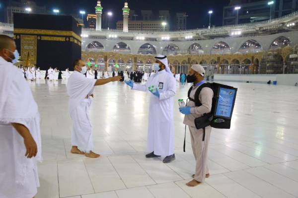 ​​​​​​​توزيع اكثر من مليون عبوة ماء زمزم لرواد المسجد الحرام