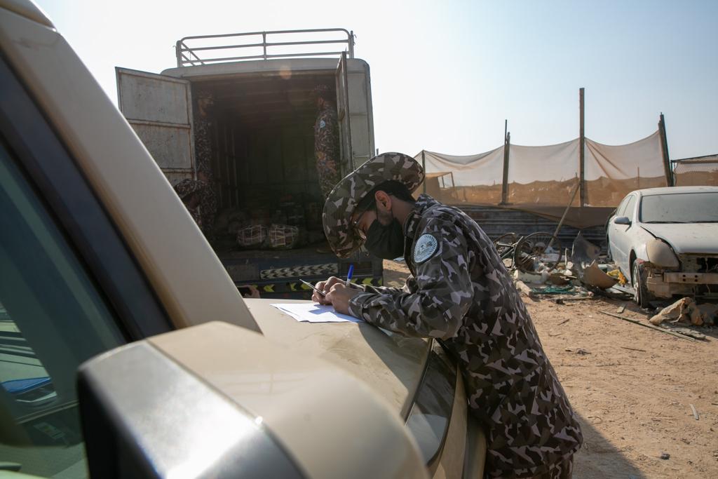 بالصور .. القوات الخاصة للأمن البيئي تضبط 30 طناً من الحطب المحلي المعد للبيع في مدينة الرياض