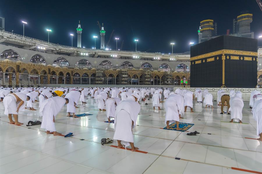 لقطات من صلاة الفجر بالمسجد الحرام تزامناً مع بدء المرحلة الثالثة لموسم العمرة