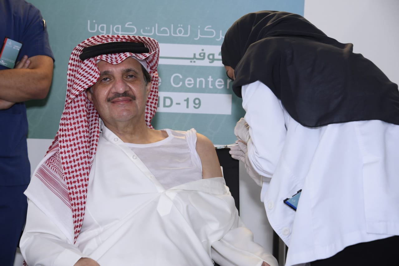 سمو أمير المنطقة الشرقية وسمو نائبه  يتلقيان الجرعة الأولى  من لقاح كورونا  في المنطقة الشرقية