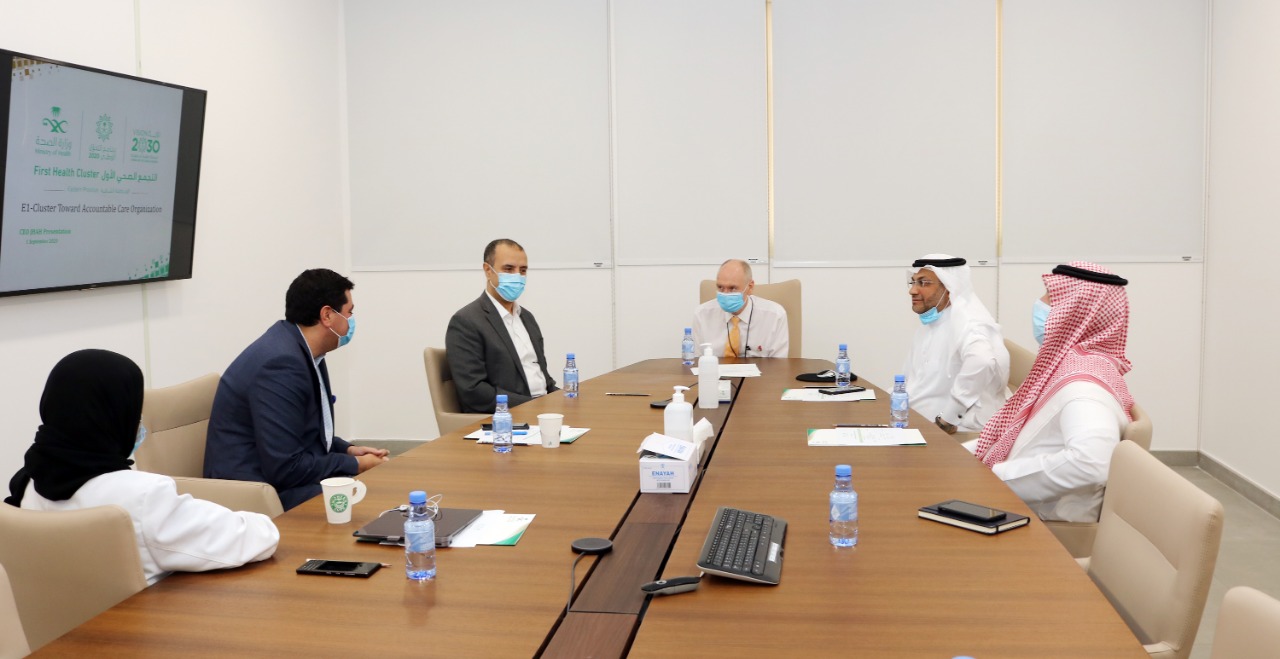 التجمع الصحي الأول والتخصصي يستعرضان إنجازاتهما أمام جونز هوبكنز