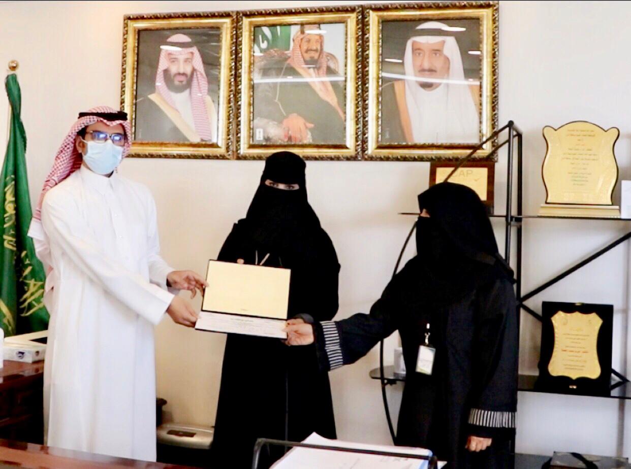 صحة الرياض تكرّم الإعلامية أمل البشير 