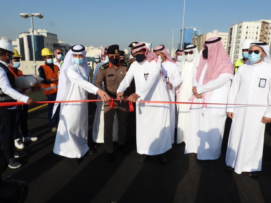 أمين #العاصمة_المقدسة يفتتح جسر تقاطع طريق جدة القديم مع شارع عبدالله عريف