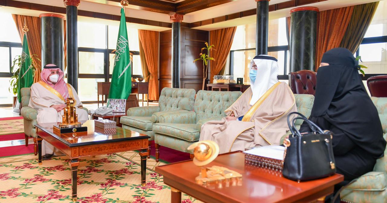 أمير تبوك يستقبل الصيدلانية " العنزي " لمشاركتها في دراسة استعرضت نجاح المملكة في السيطرة على جائحة  كورونا