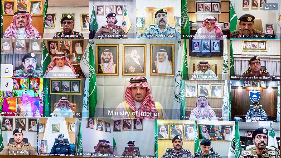وزير الداخلية  ينقل تحيات خادم الحرمين وولي العهد وتهنئتهما لرجال الأمن بمناسبة عيد الأضحى المبارك ونجاح خطة موسم حج