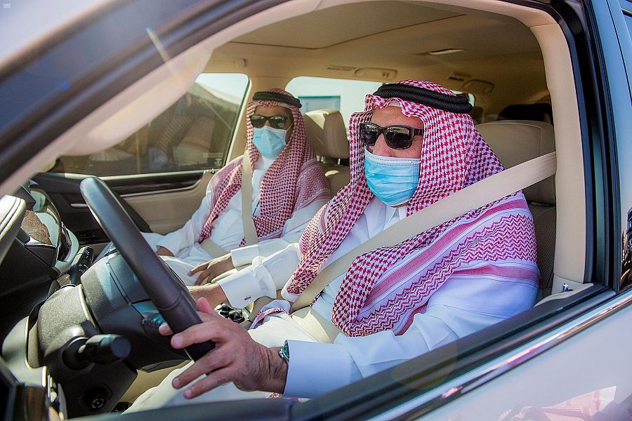 سمو أمير منطقة القصيم يتفقد مشروع طريق القصيم - مكة المكرمة المباشر