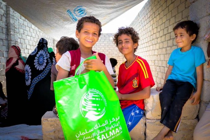 مركز الملك سلمان للإغاثة يوزع كسوة العيد للأطفال الأيتام والنازحين في مديرية المكلا بحضرموت