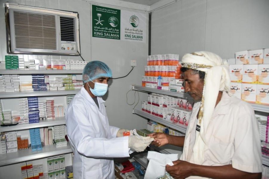 العيادات الطبية المتنقلة لمركز الملك سلمان للإغاثة في مديرية عبس بحجة تواصل تقديم خدماتها العلاجية