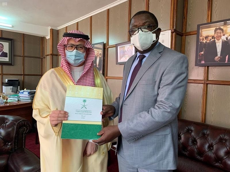 مركز الملك سلمان للإغاثة يسلم 100 طن من التمور هدية المملكة لجمهورية زامبيا
