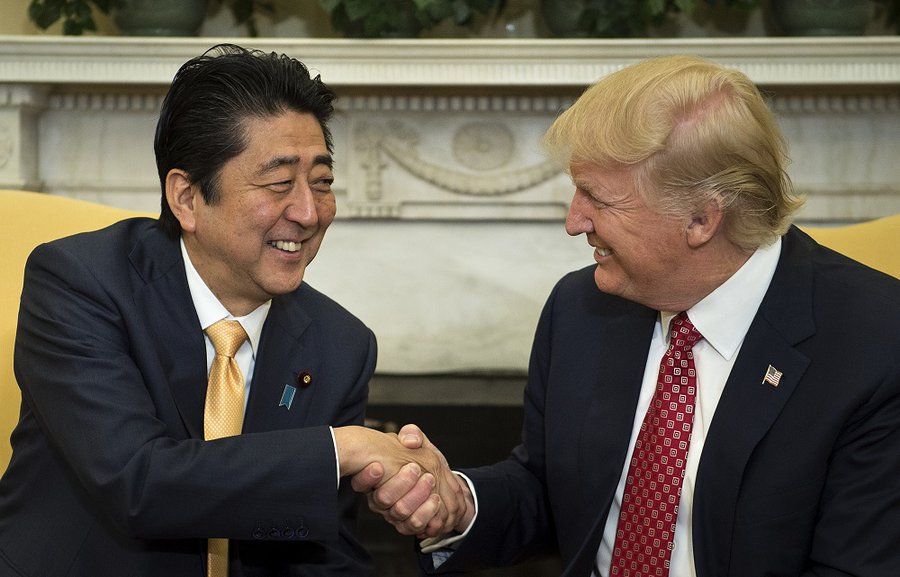 ترامب يشيد بـ«صديقه العظيم» رئيس الوزراء الياباني شينزو آبي